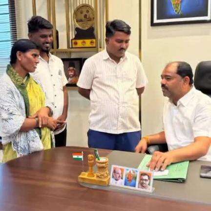 ಕಲಬುರಗಿ: ನಗರದ ತಮ್ಮ ನಿವಾಸದಲ್ಲಿ ಕ್ಷೇತ್ರದ ಜನರ ಅಹವಾಲು ಆಲಿಸಿದ ಶಾಸಕ ಬಸವರಾಜ್ ಮತ್ತಿಮೂಡ್
