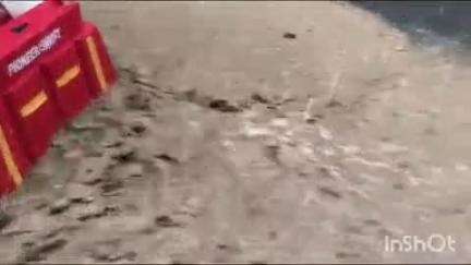 डुंडा: बड़कोट दोबाटा के पास भारी बारिश के कारण सड़क पर एक नाला उफान पर आ गया