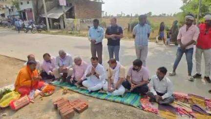 नौगढ़: पुरानी नौगढ़ में मुख्य मार्ग के दोनों तरफ निर्मित होने जा रहे आरसीसी नाली का नगर पालिका अध्यक्ष ने किया शिलान्यास