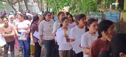 खंडवा नगर: नीट परीक्षा में सघन जाँच, मंगलसूत्र और कलावा उताराया, जाँच के बाद ही प्रवेश