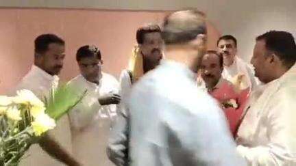 ಕಲಬುರಗಿ: ನಗರದ ವಿಮಾನ ನಿಲ್ದಾಣದಲ್ಲಿ ರಾಜ್ಯಸಭಾ ಸದಸ್ಯ ನಾಸೀರ್ ಹುಸೇನ್‌ಗೆ ಕಾಂಗ್ರೆಸ್ ಮುಖಂಡರಿಂದ ಸನ್ಮಾನ ‌