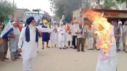 ਪੱਟੀ: ਪਿੰਡ ਸਭਰਾ ਵਿਖੇ ਕਿਸਾਨ ਮਜ਼ਦੂਰ ਸੰਘਰਸ਼ ਕਮੇਟੀ ਪੰਜਾਬ ਨੇ ਜਮੀਨ ਦਾ ਮੁਆਵਜ਼ਾ ਨਾ ਮਿਲਣ 'ਤੇ ਕੇਂਦਰ ਅਤੇ ਪੰਜਾਬ ਸਰਕਾਰ ਦਾ ਪੁਤਲਾ ਫੂਕਿਆ