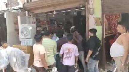 इकौना: इकौना कस्बे के बस स्टॉप के पास एक युवक की कुछ लोगों द्वारा पिटाई का वीडियो वायरल, कार्रवाई में जुटी पुलिस