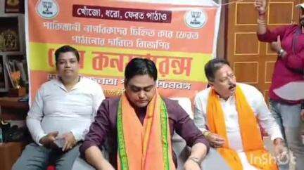 গাইঘাটা: রবিবার বিজেপির ব্যানারে ঠাকুরনগরে নিজের বাসভবনে সাংবাদিক সম্মেলন করেন বনগাঁ লোকসভার সাংসদ