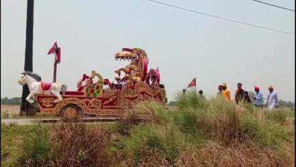 हुसैनगंज: नवलपुर गांव में नौ दिवसीय प्रतिष्ठात्मक श्री शतचंडी महायज्ञ के लिए कलश यात्रा निकाली गई