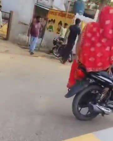 तिलहर: बिरियागंज पुलिस चौकी के पास दो पक्षों के बीच लाठी-डंडों से हुई झड़प, घटना का वीडियो सोशल मीडिया पर वायरल