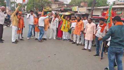 मऊ: आजमगढ़ मोड पर जातीय जनगणना कराए जाने पर पिछड़ा वर्ग के लोगों ने पटाखा फोड़कर मनाया जश्न