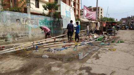 बेतिया: बेतिया में ऑडिटोरियम के पास अवैध बांस का गेट तेज हवाओं से टूटा