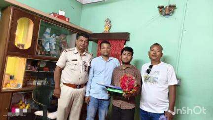 গঙ্গারামপুর: মাধ্যমিকে রাজ্যে সপ্তম গঙ্গারামপুরের অঙ্কন বসাক, সংবর্ধনা দিলেন গঙ্গারামপুর থানার পুলিশ আধিকারিকরা
