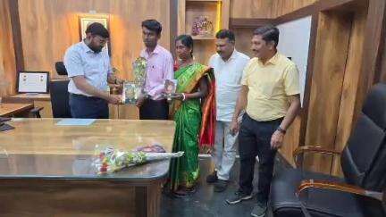 ତଲସରା: କୁତ୍ରା ହାଇସ୍କୁଲର ୩ ମେଟ୍ରିକ୍ ଟପ୍ପର ଜିଲାପାଳ ଓ ଜିଲ୍ଲା ଶିକ୍ଷା ଅଧିକାରୀ ଙ୍କ ଦ୍ଵାରା ସମ୍ବର୍ଦ୍ଧିତ