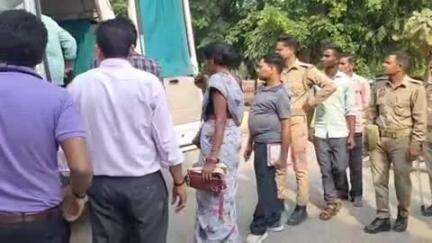 पीलीभीत: आसाम चौराहे पर मोटरसाइकिल सवारों को ट्रक ने मारी टक्कर, मां-बेटे की मौत, पति घायल