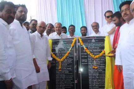 ಕಲಬುರಗಿ: ಗಡಿಕೇಶ್ವರ ಗ್ರಾಮದಲ್ಲಿ ವಿವಿಧ ರಸ್ತೆ ಕಾಮಗಾರಿಗಳ ಅಡಿಗಲ್ಲು ಸಮಾರಂಭ