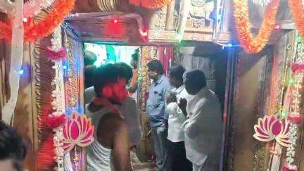 ಕಂಪ್ಲಿ: ನಗರದ ಐತಿಹಾಸಿಕ ಸೋಮಪ್ಪ ದೇವಸ್ಥಾನಕ್ಕೆ ಸಮುದಾಯ ಭವನ ನಿರ್ಮಾಣದ ಭರವಸೆ ಕೊಟ್ಟ ಶಾಸಕ ಗಣೇಶ್
