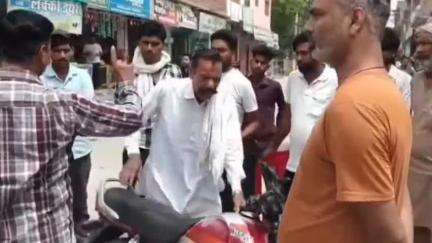 पदमपुर: पब्लिक पार्क के पास चोरों ने दो दुकानों में की चोरी, दुकानदारों ने रास्ते को किया जाम