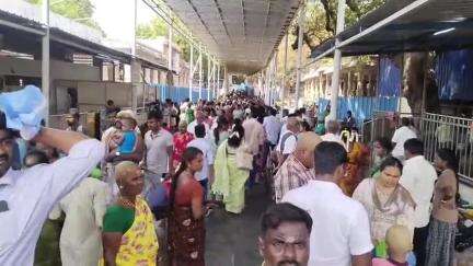 திருச்செந்தூர்: சுப்பிரமணிய சுவாமி கோவிலில் கோடை விடுமுறையை முன்னிட்டு பக்தர்கள் குவிந்தனர்