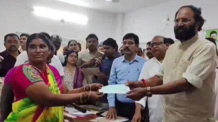 హుజూర్ నగర్: హుజూర్నగర్ మండల ప్రజా పరిషత్ కార్యాలయంలో షాదీ ముబారక్, కళ్యాణలక్ష్మి చెక్కులను లబ్ధిదారులకు అందజేసిన మంత్రి ఉత్తమ్