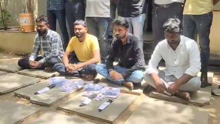કાળાનાળા રોડ પરથી હથિયાર સાથે 4 ઈસમોને પોલીસે ઝડપી લીધા