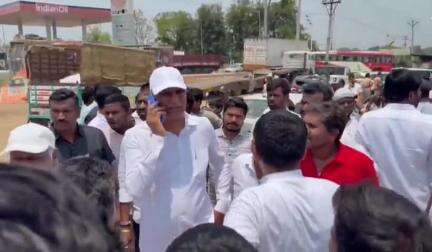 సంగారెడ్డి: పెద్దాపూర్ సమీపంలో ముంబై నేషనల్ హైవేపై లారీ బోల్తా, క్షతగాత్రులను ఆసుపత్రికి తరలించిన మాజీ మంత్రి హరీష్ రావు