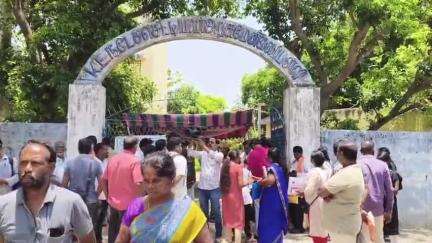 திருவள்ளூர்: மணவாள நகர் கே.என்.சி அரசு மேல்நிலைப் பள்ளியில் நீட் தேர்வு எழுத வந்த மாணவர்கள் முழு சோதனைக்கு பின் அனுமதி