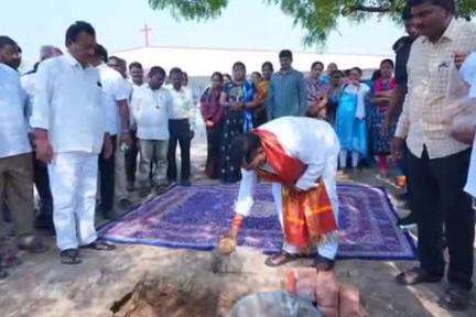 పటాన్​​చెరు: పాటి గ్రామ పరిధిలో  మరనాత హీలింగ్ టెంపుల్ చర్చి సమీపంలో కల్వర్టు నిర్మాణానికి శంకుస్థాపన చేసిన ఎమ్మెల్యే జిఎంఆర్