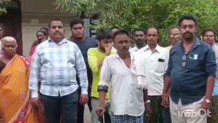 గుంటూరు: తెనాలిలోని నాసరపేటకు చెందిన ఇద్దరు అన్నదమ్ముల చిట్టీలు, ఫిక్స్ డిపాజిట్ తో మోసం చేశారని బాధితులు ఆందోళన