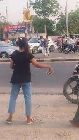 नवाबगंज उन्नाव में एक युवक बीच सड़क में लेटा #unnao#nawabganj548