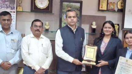अमरावती: अमरावती विद्यापीठाच्या महिला विद्यार्थी संसद चमूचे राष्ट्रीयस्तरावर यश, कुलगुरू डॉ. मिलींद बारहाते यांच्या हस्ते सत्कार