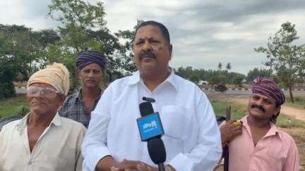 తణుకు: దువ్వ జాతీయ రహదారి అనుకుని రైతులు పడుతున్న ఇబ్బందులను అడిగి తెలుసుకున్న మాజీ మంత్రి వెంకట నాగేశ్వరరావు