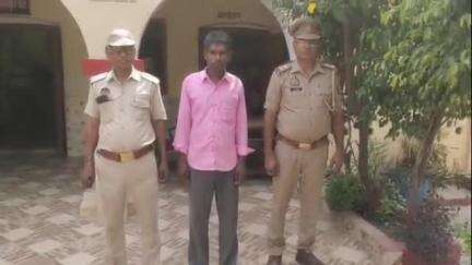तिलहर: कटरा पुलिस ने एक NBW वारंटी अभियुक्त को उसके घर से गिरफ्तार कर न्यायालय के समक्ष किया पेश