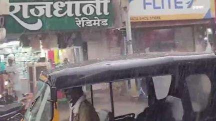खंडवा नगर: मौसम में अचानक बदलाव, 42 डिग्री तापमान में बारिश और ओले, बिजली भी चमकी,बांबे बाजार में गिरे ओले