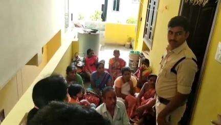 కోరుట్ల: కోరుట్ల పట్టణంలో తన భార్యను తన ఇంటికి పంపాలని భార్య ఇంటి ముందు భర్త ఆందోళన