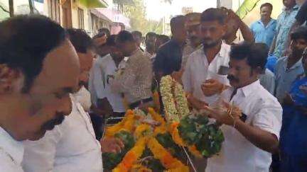 திருவெண்ணைநல்லூர்: கூவாகம் ஏரியில் தவறி விழுந்து உயிரிழந்த சிறுவன் சிறுமியின் இரண்டு குடும்பத்தாருக்கு தலா 3 லட்சம் நிதி உதவியை வழங்கிய முன்னாள் அமைச்சர்