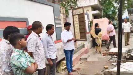 తణుకు: వేల్పూరు : భారీ వర్షానికి ధ్వంసమైన ఇంటిని పరిశీలించిన సిపిఎం గ్రామ కార్యదర్శి చిన్న వీరభద్రరావు