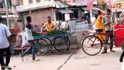 kamalpur pull par thelo walo ne  specker. lagakar sabji bech rhe hai jinki vajah se anya 
dukandar  ko rhne me dikkat ho