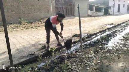 कुरवाई तहसील के अंतर्गत ग्राम पंचायत छीरखेड़ा में निरंतर नाली की साफ सफाई हो रही है
