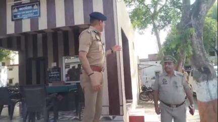 ताखा: आईजी ने ऊसराहार थाने का किया निरीक्षण, थानाध्यक्ष को सस्पेंड किया गया, कार्रवाई न करने के चलते लड़की ने की आत्महत्या