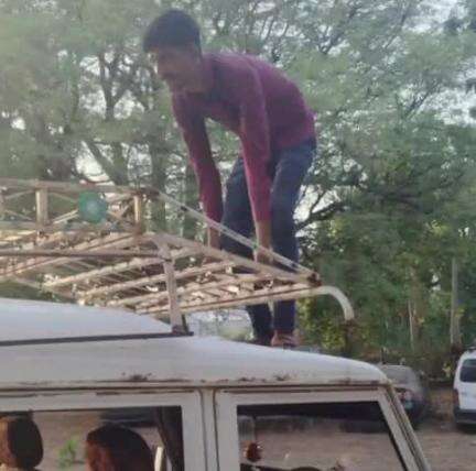 अलीराजपुर: कट्ठीवाड़ा में पुलिस ने क्षमता से अधिक सवारी ढोने वाले वाहनों और बिना हेलमेट वाले वाहनों पर कार्रवाई की, अवैध करियर लगाने वालों पर भी कार्रवाई की
