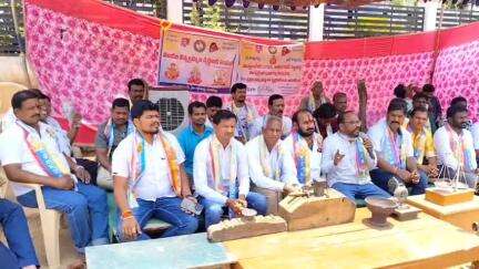 సిరిసిల్ల: ముస్తాబాద్ లో స్వర్ణకారుల రిలే నిరాహార దీక్షలకు వివిధ జిల్లాల స్వర్ణకారుల సంఘం నాయకులు సంఘీభావం