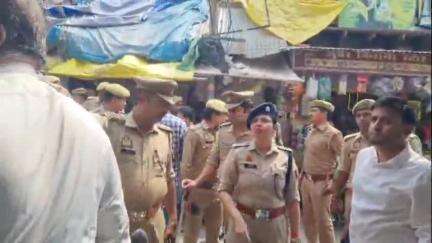 जसवंतनगर: जसवंतनगर में SDM व CO ने सर्राफा बाजार में सुरक्षा व्यवस्थाओं का किया निरीक्षण, CCTV कैमरे लगाने के लिए किया प्रेरित
