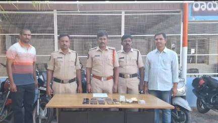 రాయదుర్గం: పట్టణ శివారులోని పేకాట స్థావరాలపై పోలీసుల మెరుపుదాడులు, 10 మంది పేకాటరాయుళ్ళ అరెస్టు