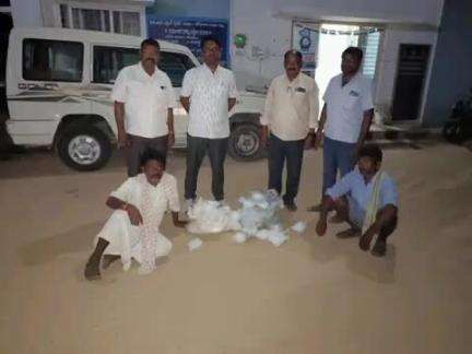 గద్వాల్: జిల్లాలో కళ్ళు దుకాణాలపై కొనసాగుతున్న దాడులు ముగ్గురిపై కేసు నమోదు:ఎక్సైజ్ అధికారి గణపతి రెడ్డి