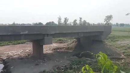 पलिया: गदनीया के पास जर्जर पुल बना जान का खतरा, आठ माह से अधूरा पड़ा निर्माण कार्य  #jansamasya