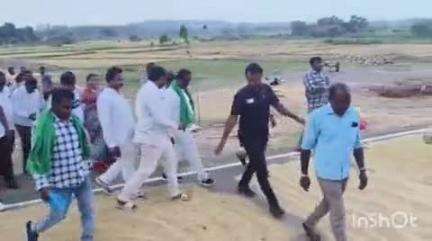 భూపాలపల్లి: ప్రభుత్వం ఏర్పాటు చేసిన వడ్లకొనుగోలు కేంద్రాల్లో రైతులు వరి ధాన్యం అమ్ముకోవాలి : ఎమ్మెల్యే గండ్ర సత్యనారాయణ రావు