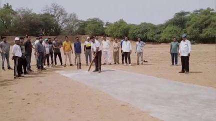 ખંભાત: મેતપુર ખાતે 66 ગામ વણકર સમાજ શકરપૂર દ્વારા ક્રિકેટ ટુર્નામેન્ટનું આયોજન કરાયું છે.ધારાસભ્યના હસ્તે શુભારંભ કરવામાં આવ્યુ