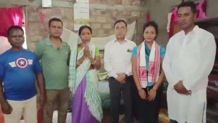 তেজপুৰ: বিহগুৰিত উপস্থিত হৈ HS পৰীক্ষাত সুখ্যাতিৰে উৰ্ত্তীৰ্ণ হোৱা ছাত্ৰ-ছাত্ৰীক সম্বৰ্ধনা জনায় বিধায়ক গনেশ কুমাৰ লিম্বুৱে
