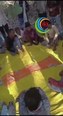 जुआ ब्रेकिंग:-
#महोबा जिले के थाना चरखारी क्षेत्र के गांव सालट में इन दिनों जुआ फंड से रहा है।