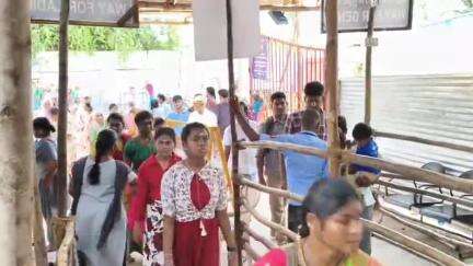 பழனி: முருகன் கோவிலில் ,தொடர் விடுமுறை முன்னிட்டு பக்தர்கள் மூன்று மணி நேரம் வரை காத்திருந்து சாமி தரிசனம் செய்தனர்