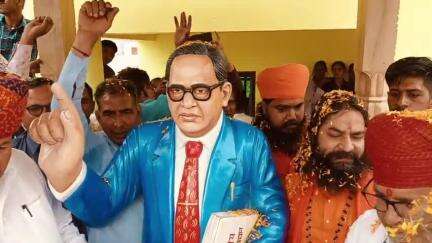 रतनगढ़: गांव छाबड़ी खारी में ग्रामीणों द्वारा बनाई गई डॉ अंबेडकर की मूर्ति का संत के सानिध्य में किया गया अनावरण