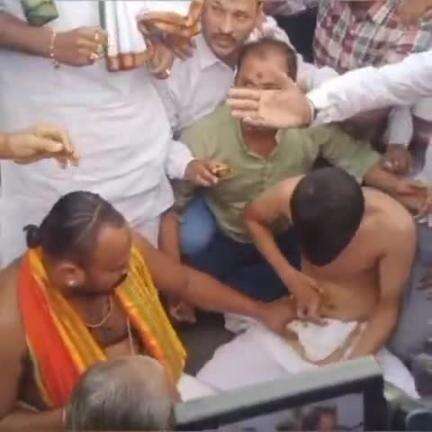 ಕಲಬುರಗಿ: ನಗರದಲ್ಲಿ ನೀಟ್ ಪರೀಕ್ಷೆಯಲ್ಲಿ ಜನಿವಾರ ತೆಗೆಸಿದ ಪ್ರಕರಣ, ಪರೀಕ್ಷಾ ಕೇಂದ್ರದ ಬಳಿಯೇ ವಿದ್ಯಾರ್ಥಿಗೆ ಶಾಸ್ತ್ರೋಕ್ತವಾಗಿ ಜನಿವಾರ ಧಾರಣೆ