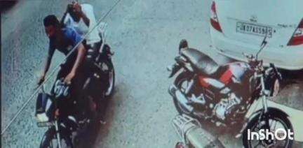 धामपुर: स्योहारा चुंगी के पास से बाइक चोरी के मामले में सीसीटीवी फुटेज आया सामने, पुलिस जांच पड़ताल में जुटी
